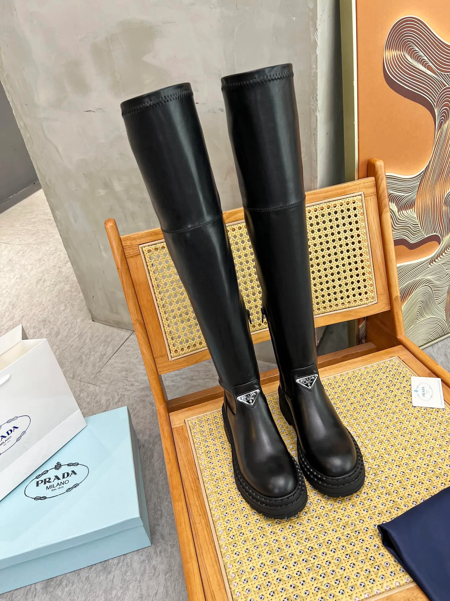👟👟Ex-factory price 640👟👟 PRADA's top version of platform platform thick-soled pocket triangle logo. The original version is 1:1 customized and has been used by many Internet celebrities. This shoe has injection molded triangular letter luogo technology, which is very popular this year. Stretch boots can be worn for both leisure and sports... ❶Material: Customized cowhide ➕Boot elastic Pu. Injection-molded triangle logo ❷Inner lining: customized sheepskin ❹Outsole: original molded rubber outsole ❺Sole thickness: 4.5cm ❻Size: Women's 35-41.